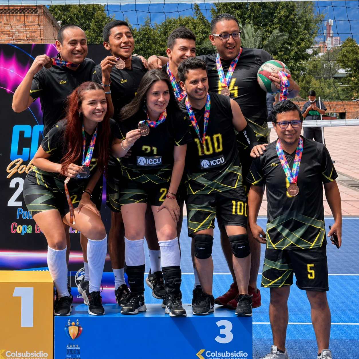 Equipo de voleibol vestido con uniformes Life Deportes celebrando medalla en torneo colombiano