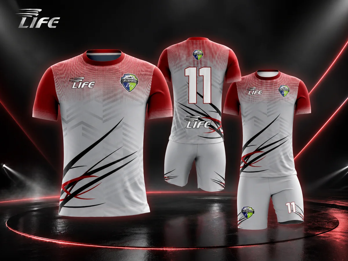 Uniforme de fútbol personalizado en rojo y blanco con escudo y número sublimado